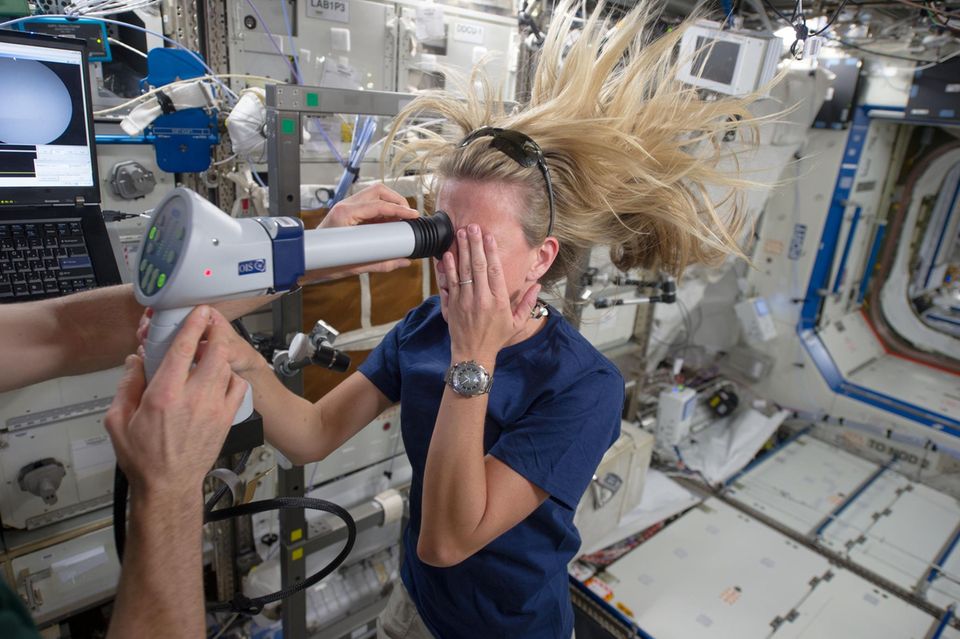 Karen Nyberg untersucht ihr Auge während sie im Weltraum ist 1.5026