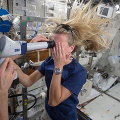 Karen Nyberg untersucht ihr Auge während sie im Weltraum  ist