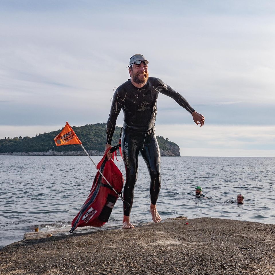Jonas Deichmann hat schon einige Weltrekorde aufgestellt. Zum Beispiel bei einem Triathlon um die Welt (Bild). Bei seinem jüngsten Abenteuer absolvierte der Ausnahmesportler an 120 Tagen hintereinander täglich eine Triathlon-Langdistanz (3,8 Kilometer Schwimmen, 180 Kilometer Radeln, einen Marathon laufen) – und hielt seine Erfahrungen in dem Buch "Weil ich es kann!" fest