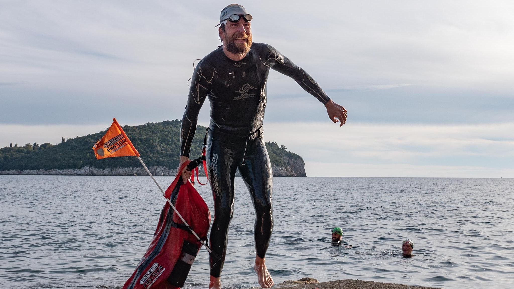 Jonas Deichmann hat schon einige Weltrekorde aufgestellt. Zum Beispiel bei einem Triathlon um die Welt (Bild). Bei seinem jüngsten Abenteuer absolvierte der Ausnahmesportler an 120 Tagen hintereinander täglich eine Triathlon-Langdistanz (3,8 Kilometer Schwimmen, 180 Kilometer Radeln, einen Marathon laufen) – und hielt seine Erfahrungen in dem Buch "Weil ich es kann!" fest