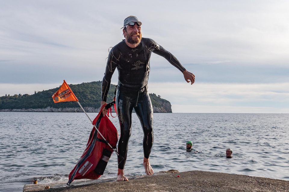Jonas Deichmann hat schon einige Weltrekorde aufgestellt. Zum Beispiel bei einem Triathlon um die Welt (Bild). Bei seinem jüngsten Abenteuer absolvierte der Ausnahmesportler an 120 Tagen hintereinander täglich eine Triathlon-Langdistanz (3,8 Kilometer Schwimmen, 180 Kilometer Radeln, einen Marathon laufen) – und hielt seine Erfahrungen in dem Buch "Weil ich es kann!" fest 1.1064