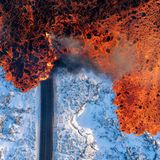 Ein Bild der mächtigen Kontraste: Ael Kermarecs Gewinnerbild dokumentiert den sechsten Vulkanausbruch auf der isländischen Halbinsel Reykjanes innerhalb von drei Jahren. Die Drohnenaufnahme zeigt die gewaltige Kraft und Masse der ausströmenden Lava, während sie die mit Schnee und Eis bedeckte Landschaft überzieht. 