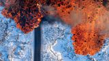 Gewinner in der Kategorie „Natur-Fotojournalismus“: Ael Kermarec Ein Bild der mächtigen Kontraste: Ael Kermarecs Gewinnerbild dokumentiert den sechsten Vulkanausbruch auf der isländischen Halbinsel Reykjanes innerhalb von drei Jahren. Die Drohnenaufnahme zeigt die gewaltige Kraft und Masse der ausströmenden Lava, während sie die mit Schnee und Eis bedeckte Landschaft überzieht.