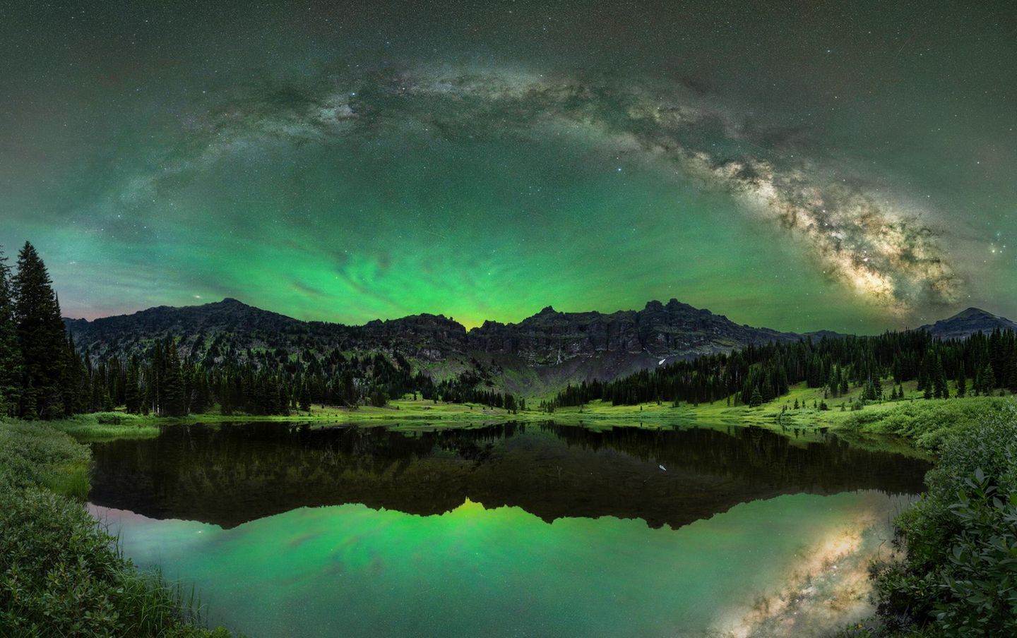 Sieger in der Kategorie "Landschaften": Jake Mosher Fast magisch wirkt das Bild der Milchstraße, die sich im Hyalite Lake in Montana spiegelt. Sechs Jahre lang versuchte Fotograf Jake Mosher das perfekte Bild einzufangen. Dabei nahm er die etwa acht Kilometer lange Wanderung zum See mehrmals vergeblich auf sich – vor allem Wind machte ihm häufig einen Strich durch die Rechnung. Doch seine Mühen wurden belohnt: 26 windstille Minuten und zwei Kameras brauchte es, um endlich die Szene einzufangen, die er sich schon so lange ausgemalt hatte.