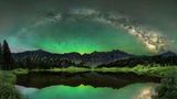 Fast magisch wirkt das Bild der Milchstraße, die sich im Hyalite Lake in Montana spiegelt. Sechs Jahre lang versuchte Fotograf Jake Mosher das perfekte Bild einzufangen. Dabei nahm er die etwa acht Kilometer lange Wanderung zum See mehrmals vergeblich auf sich – vor allem Wind machte ihm häufig einen Strich durch die Rechnung. Doch seine Mühen wurden belohnt: 26 windstille Minuten und zwei Kameras brauchte es, um endlich die Szene einzufangen, die er sich schon so lange ausgemalt hatte. 
