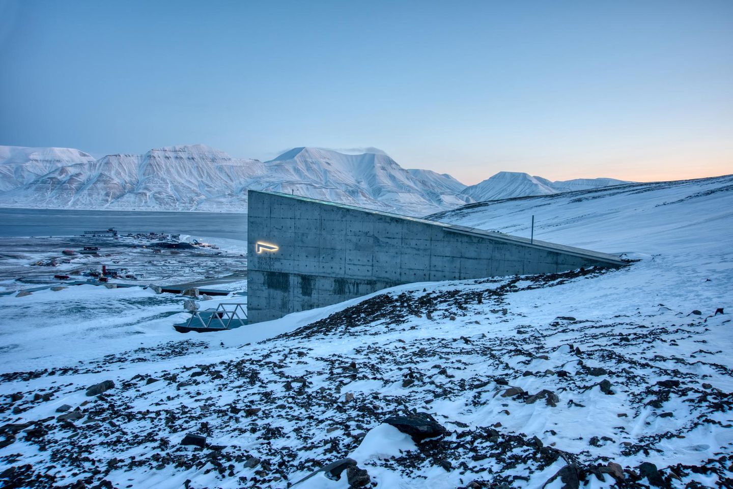 Hineingebaut in das Innere eines schneebedeckten Berges bewahrt der „Svalbard Global Seed Vault“ als Schatzkammer seit 2008 Pflanzensamen für die gesamte Welt