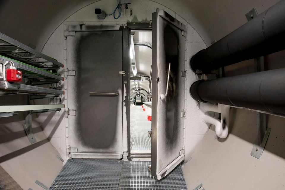 Gesichert durch Stahltür und Beton ruhen die Samen von Nutzpflanzen geschützt vor Krisen und Klimawandel in einer der kältesten Gegenden der Erde auf Spitzbergen