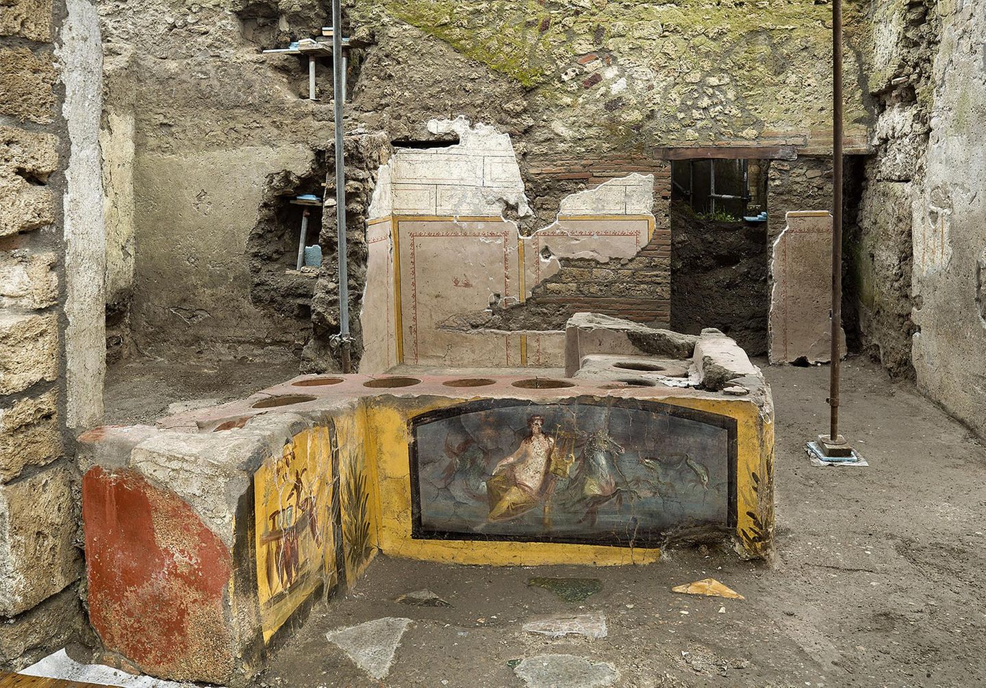 Auf einer Fundstätte in Pompeji wurde diese antike, reich verzierte Imbissbude entdeckt. Der Verkäufer hielt seine Speisen wohl in den gut sichtbaren Vertiefungen warm