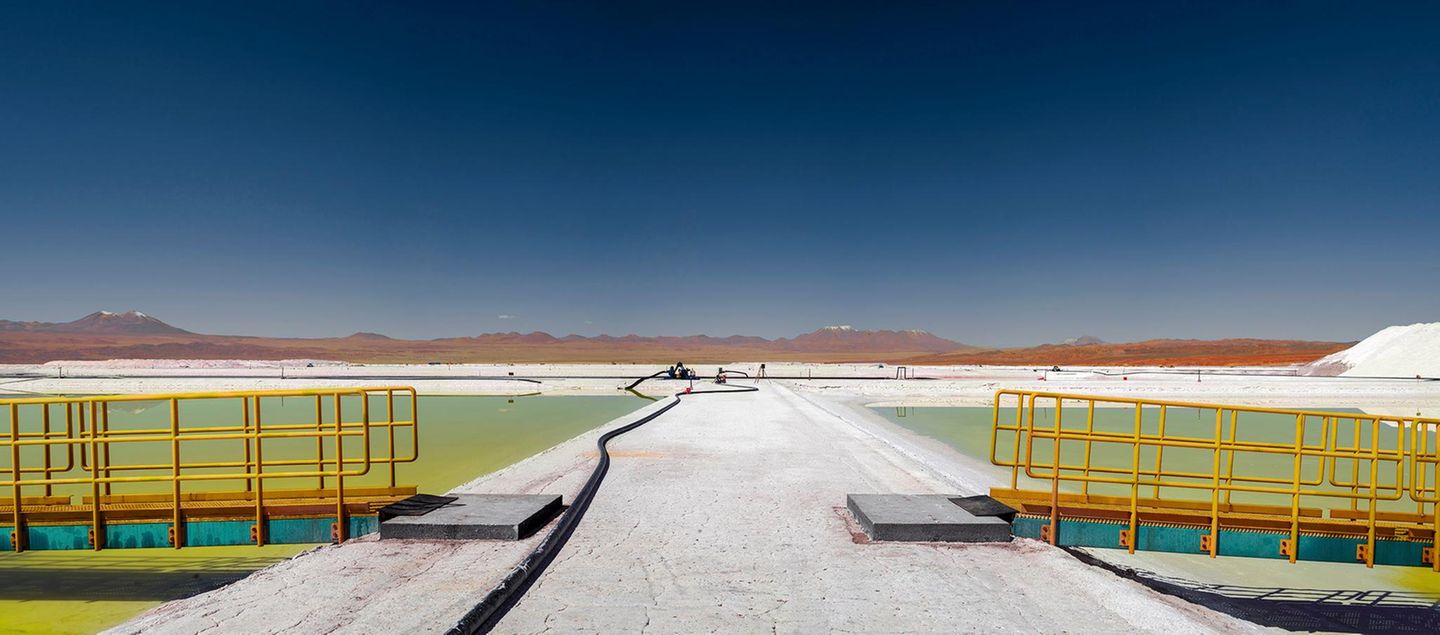 Notwendige Batteriematerialien Verdunstungsbecken in der Atacama-Wüste
