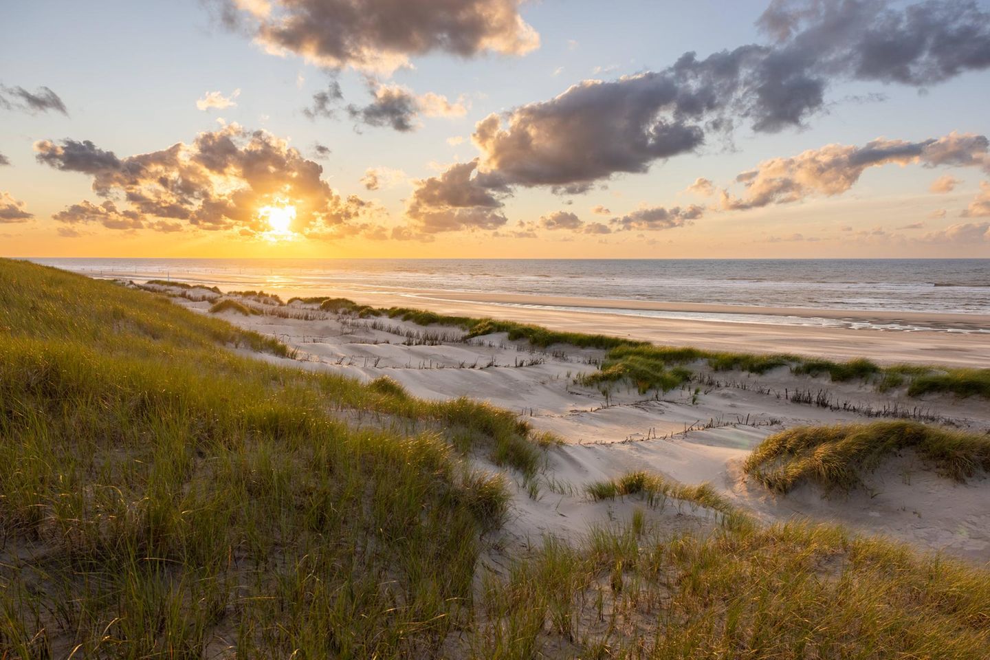 Strandblick mit Meeresrauschen Sonnenuntergang in den Dünen am Nordstrand von Norderney