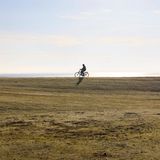 Radfahrer auf dem Südstrandpolderdeich auf Norderney