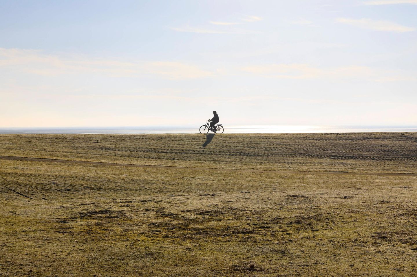Radfahrer auf dem Südstrandpolderdeich auf Norderney