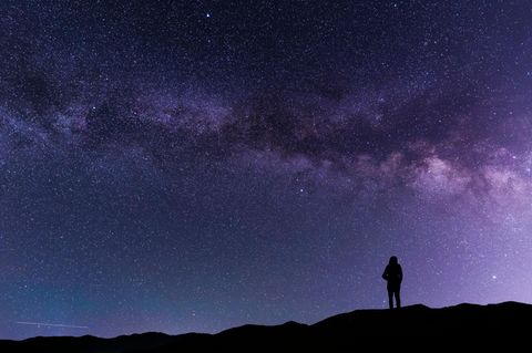 Mensch blickt auf Universum
