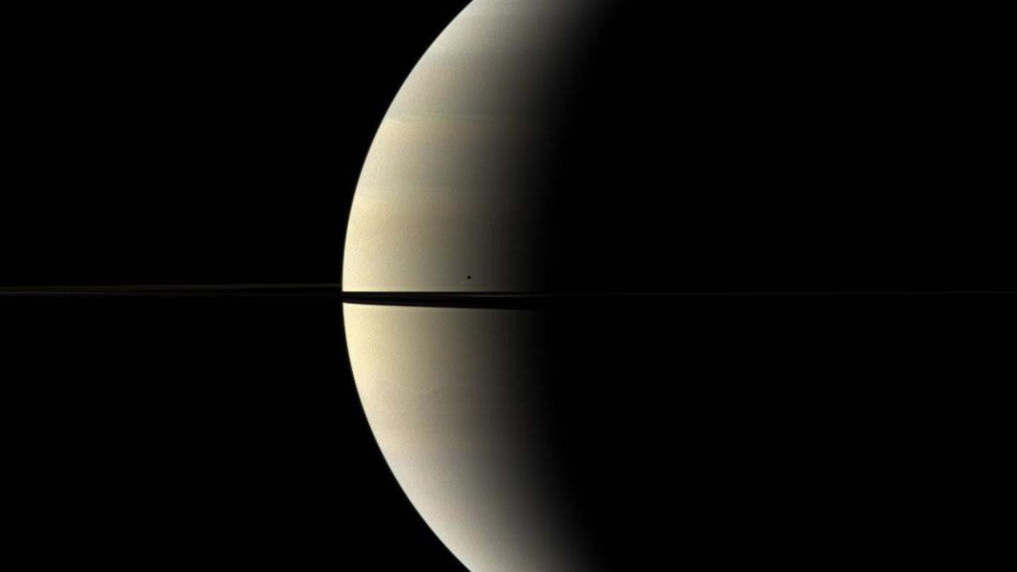 Astronomie: Auf Kante: Warum die Ringe des Saturn zu verschwinden scheinen