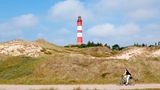 Radeln an Watt und Wald Nur zehn Kilometer lang und zwei Kilometer breit – ein Riese unter den Insel ist Amrum nicht, hält aber trotzdem tolle Radtouren bereit. Auf der Strecke von Norddorf im Norden bis nach Wittdün im Süden warten Dünen, Watvögel, Wattenmeer und Wald bis hin zu einem der größten Leuchttürme an der deutschen Nordseeküste. Die gut 30 Kilometer lange und flache Route ist gut für Familien geeignet. Der weite Blick aufs Wattenmeer und die Nordsee beim Radeln abseits der Straßen ist ebenso schön wie die verdiente Pause am Leuchtturm Amrum von 1875. Der rot-weiße geringelte Riese ragt bei Wittdün 63 Meter in die Höhe und ist als Aussichtsplattform sogar im Winter mittwochs von 9 Uhr und 12.30 Uhr geöffnet.