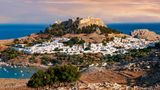 Bucht von Lindos am Avend, Akropolis von Lindos, Lindos, Rhodos, Dodekanes, Griechenland