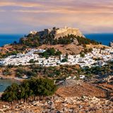 Bucht von Lindos am Avend, Akropolis von Lindos, Lindos, Rhodos, Dodekanes, Griechenland