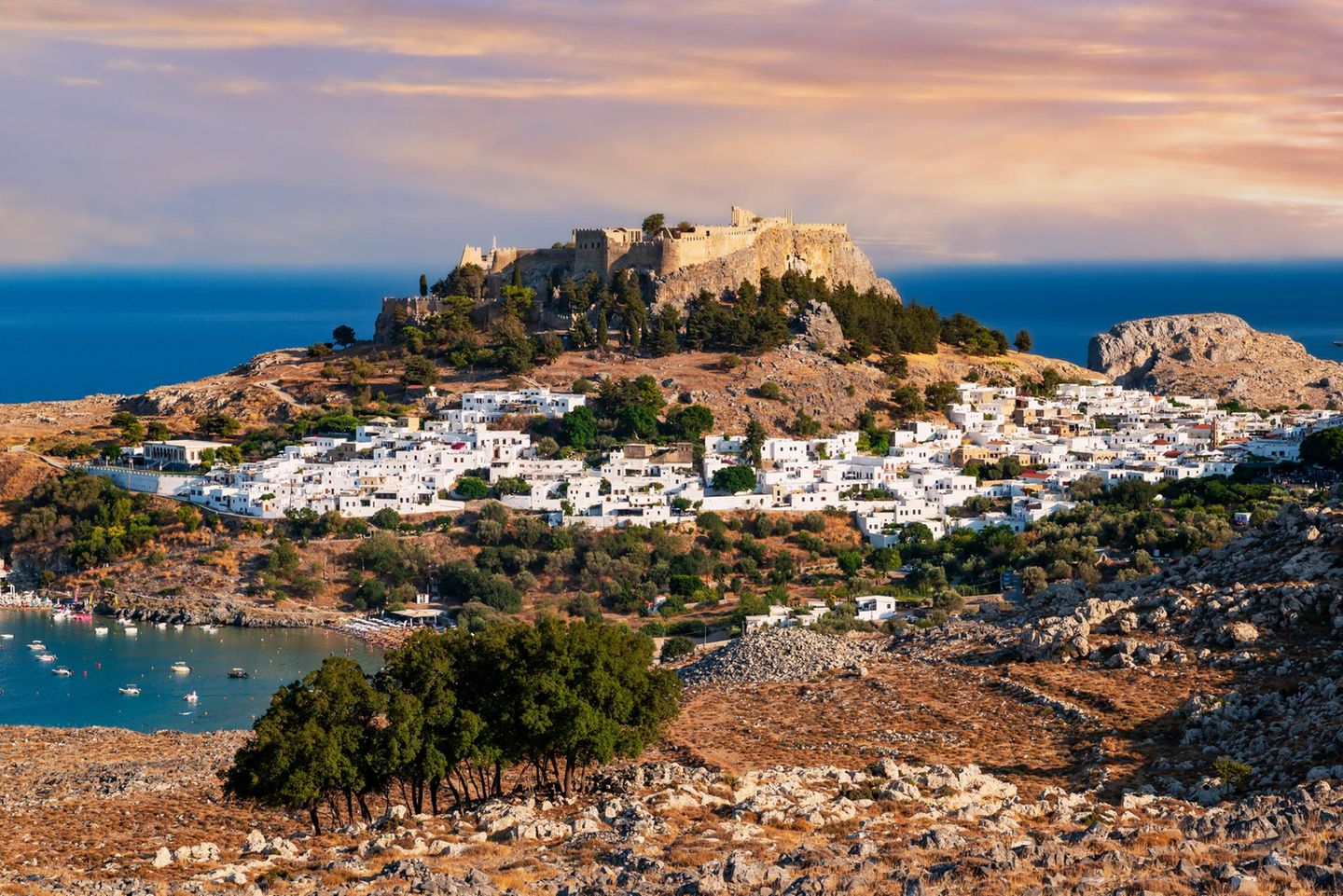 Bucht von Lindos am Avend, Akropolis von Lindos, Lindos, Rhodos, Dodekanes, Griechenland