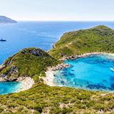 Korfu, Griechenland ,Strand Porto Timoni Beach mit türkisblauem Meer auf der Insel Korfu, Griechenland.