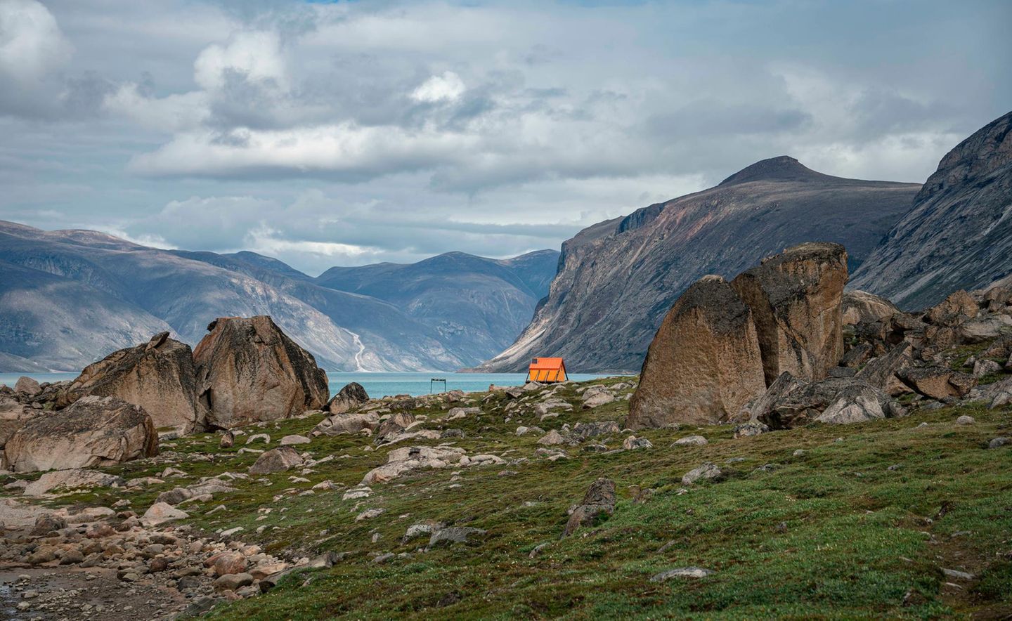 Auyuittuq-Nationalpark, Nunavut Akshayuk Pass, Auyuittuq National Park landscape view. Baffin Mountains of Nunavut, Canada.
