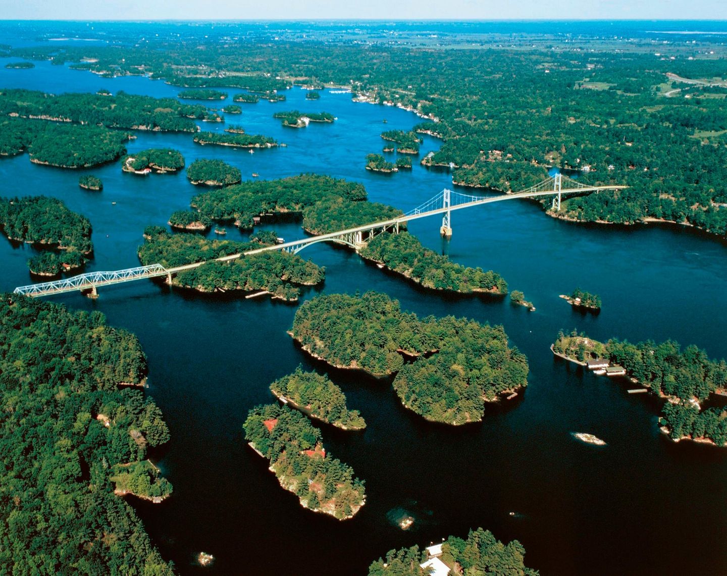 St. Larwence Islands Nationalpark, Ontario Aerial viea of the International Bridge, that links Canada with the United States of America, Saint Lawrence Islands National Park, Ontario, Canada.
