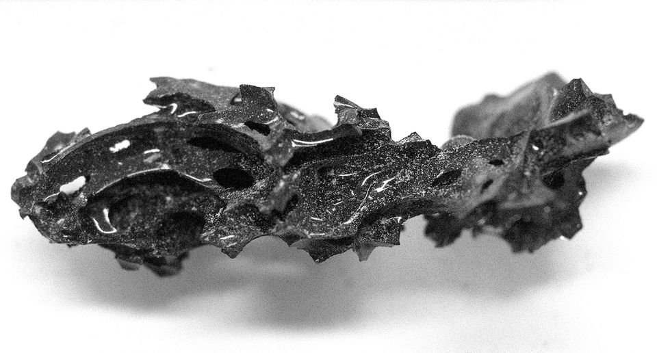 Ein Fragment des organischen Glases, das im Inneren des Schädels eines Verstorbenen in Herculaneum gefunden wurde