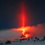 Eiskristalle. Als würde Lava zum Himmel emporfließen, erhebt sich eine Lichtsäule über dem italienischen Ätna. Durch die Kälte haben sich Eiskristalle in der Luft gebildet – oder in den kondensierten Tröpfchen des Wasserdampfs, den der Feuerberg ausstößt. Die hauchdünnen, sechseckigen Kristalle schweben meist flach gen Boden. Dabei flattern sie hin und her und reflektieren das rote Glühen aus dem Krater des ausbrechenden Vulkans gen Himmel. Die beeindruckende Szenerie fing der Fotograf Davide Caliò an einem frühen Morgen im Februar ein.  KW 10