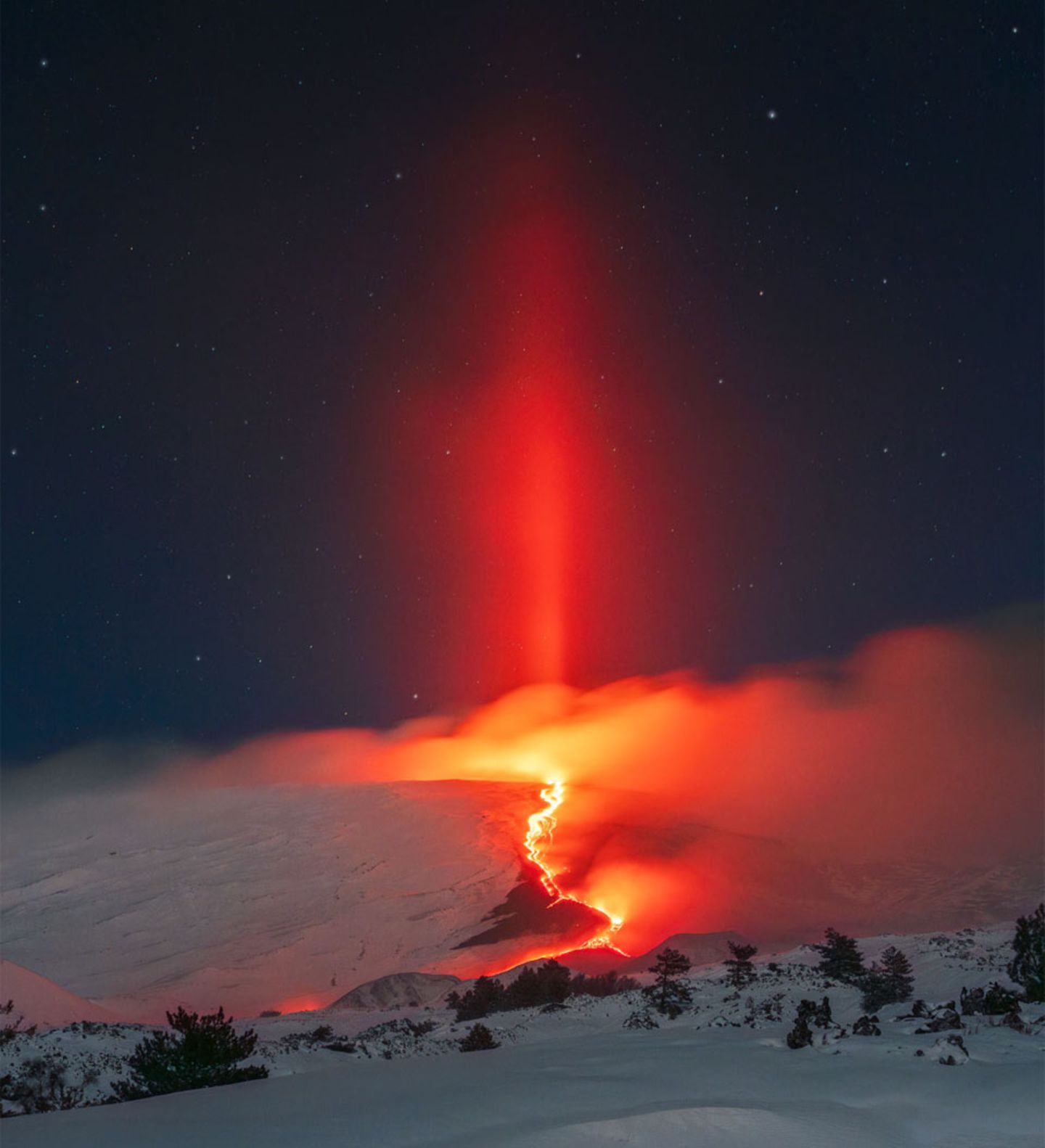 Eiskristalle. Als würde Lava zum Himmel emporfließen, erhebt sich eine Lichtsäule über dem italienischen Ätna. Durch die Kälte haben sich Eiskristalle in der Luft gebildet – oder in den kondensierten Tröpfchen des Wasserdampfs, den der Feuerberg ausstößt. Die hauchdünnen, sechseckigen Kristalle schweben meist flach gen Boden. Dabei flattern sie hin und her und reflektieren das rote Glühen aus dem Krater des ausbrechenden Vulkans gen Himmel. Die beeindruckende Szenerie fing der Fotograf Davide Caliò an einem frühen Morgen im Februar ein.  KW 10