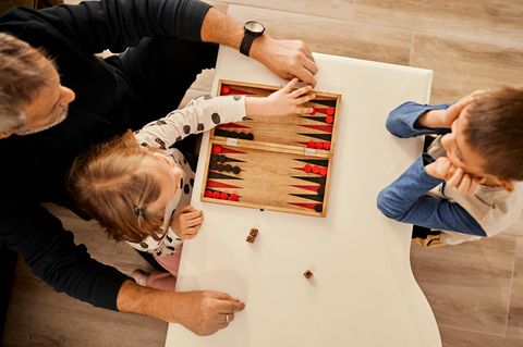 Beim Spielen üben Kinder verschiedene Fähigkeiten, einige Spiele verlangen nach Konzentration, andere fordern ein gutes Gedächtnis, genaues Planen oder schulen den Wortschatz   