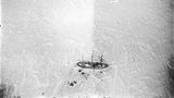 Erste deutsche Südpolarexpedition: Die eingefrorene "Gauß" aus dem Fesselballon fotografiert.
