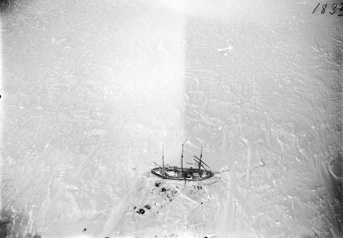 Erste deutsche Südpolarexpedition: Die eingefrorene "Gauß" aus dem Fesselballon fotografiert.