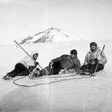 Ernst Vanhöffen, Erich von Drygalski und Friedrich Bidlingmaier auf dem Inlandeis, im Hintergrund der Gaußberg