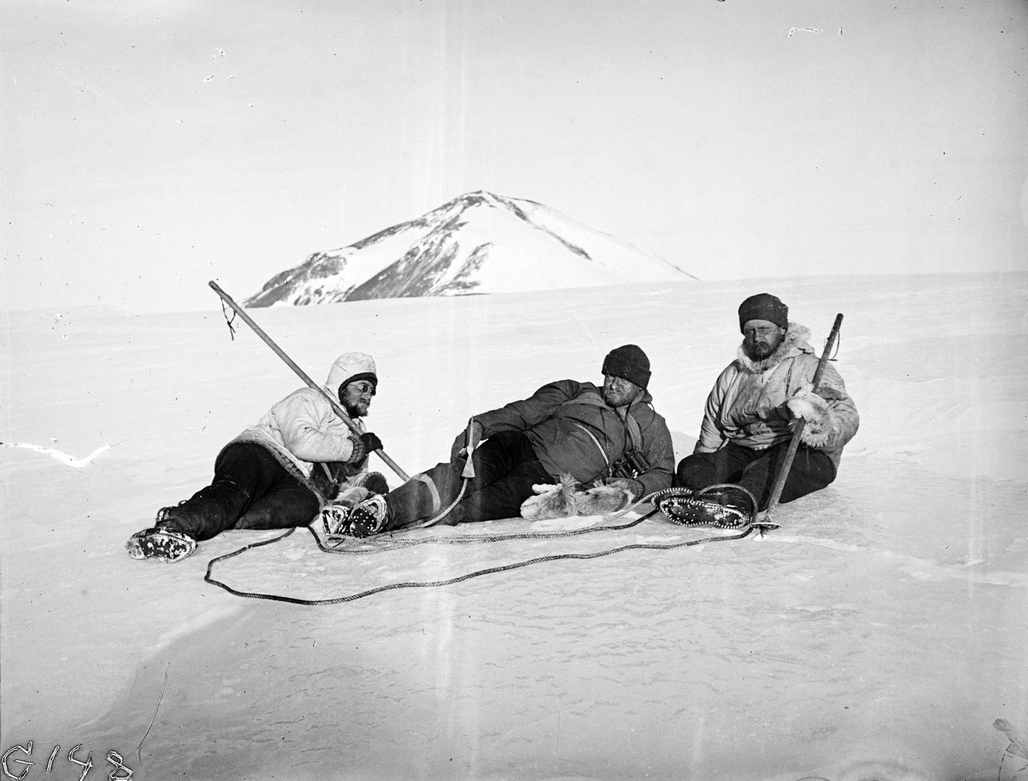 Ernst Vanhöffen, Erich von Drygalski und Friedrich Bidlingmaier auf dem Inlandeis, im Hintergrund der Gaußberg