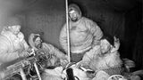 Erste deutsche Südpolarexpedition: v. l.: Josef Müller, Ernst Vanhöffen, Hans Gazert und Erich von Drygalski im Zelt