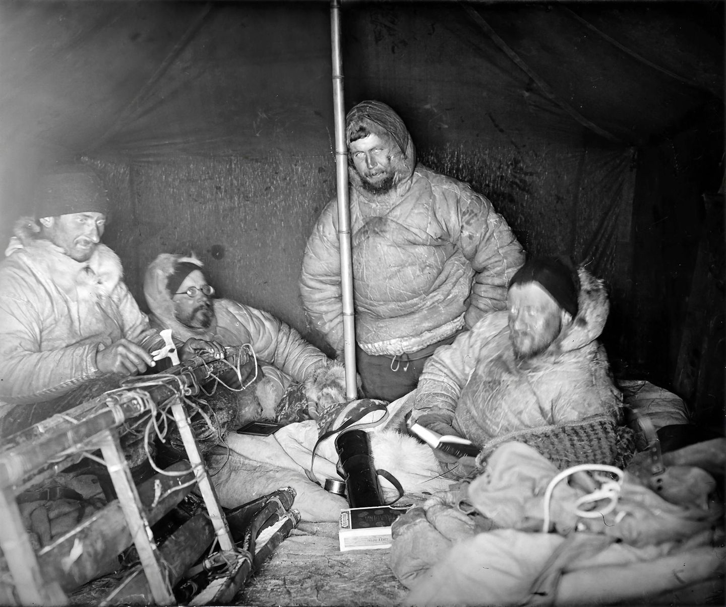 Erste deutsche Südpolarexpedition: v. l.: Josef Müller, Ernst Vanhöffen, Hans Gazert und Erich von Drygalski im Zelt