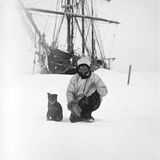 Erste deutsche Südpolarexpedition: Emil Philippi vor dem Großsegler "Gauß"