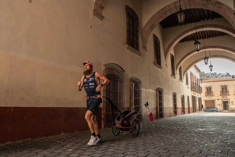 Jonas Deichmann hat schon einige Weltrekorde aufgestellt. Zum Beispiel bei einem Triathlon um die Welt (Bild). Bei seinem jüngsten Abenteuer absolvierte der Ausnahmesportler an 120 Tagen hintereinander täglich eine Triathlon-Langdistanz (3,8 Kilometer Schwimmen, 180 Kilometer Radeln, einen Marathon laufen) – und hielt seine Erfahrungen in dem Buch "Weil ich es kann!" fest 1.7778