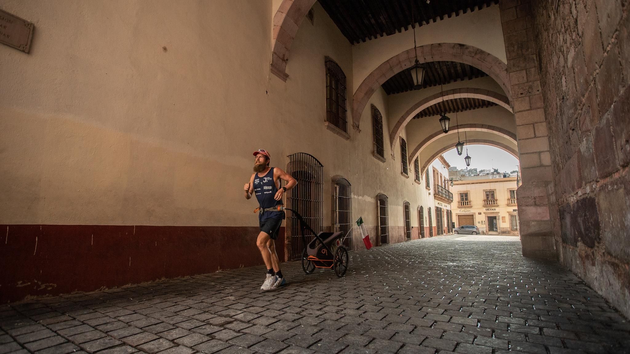 Jonas Deichmann hat schon einige Weltrekorde aufgestellt. Zum Beispiel bei einem Triathlon um die Welt (Bild). Bei seinem jüngsten Abenteuer absolvierte der Ausnahmesportler an 120 Tagen hintereinander täglich eine Triathlon-Langdistanz (3,8 Kilometer Schwimmen, 180 Kilometer Radeln, einen Marathon laufen) – und hielt seine Erfahrungen in dem Buch "Weil ich es kann!" fest