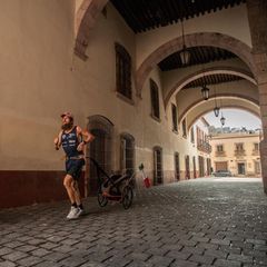 Jonas Deichmann hat schon einige Weltrekorde aufgestellt. Zum Beispiel bei einem Triathlon um die Welt (Bild). Bei seinem jüngsten Abenteuer absolvierte der Ausnahmesportler an 120 Tagen hintereinander täglich eine Triathlon-Langdistanz (3,8 Kilometer Schwimmen, 180 Kilometer Radeln, einen Marathon laufen) – und hielt seine Erfahrungen in dem Buch "Weil ich es kann!" fest