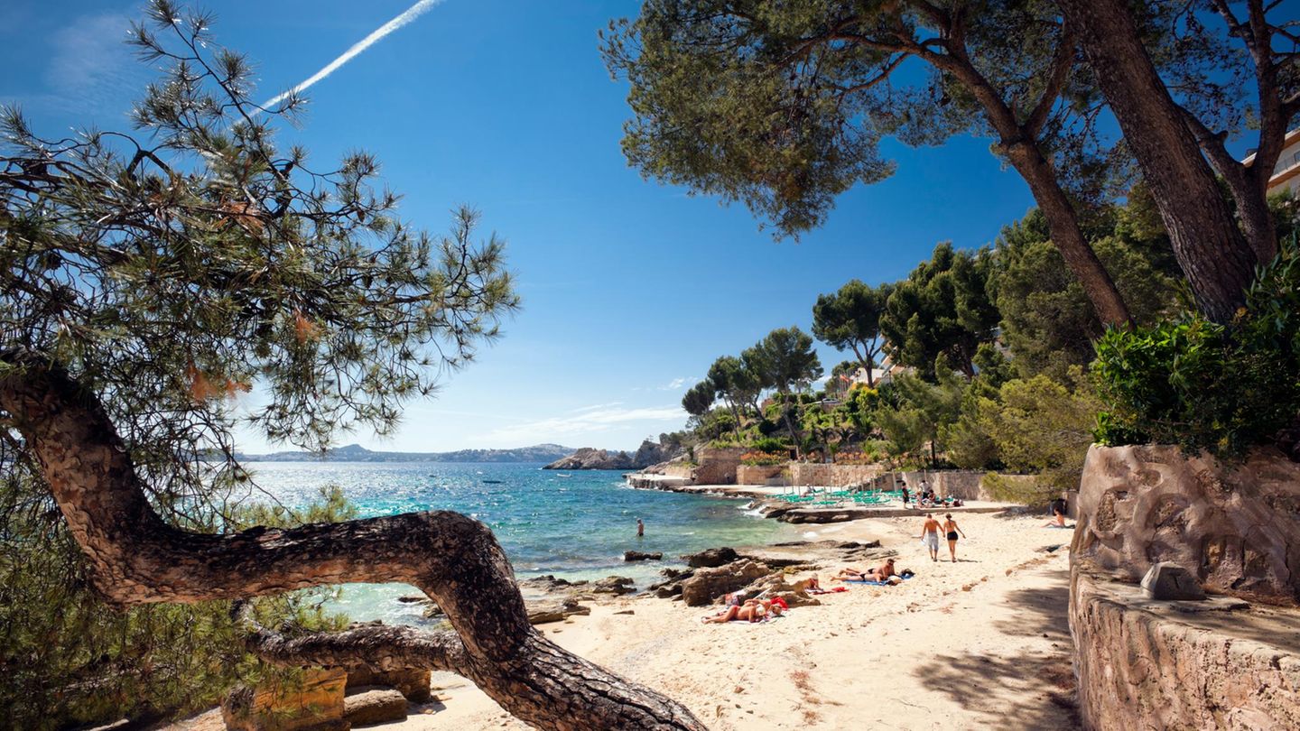 Sonne und Strand, mehr braucht es für viele nicht zum Urlaubsglück. Mittelmeerziele wie die Balearen sind deshalb weiterhin sehr gefragt