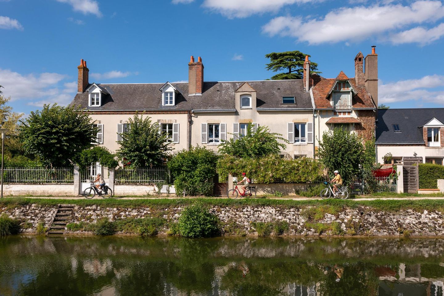 Fahrradfahrende an der Loire