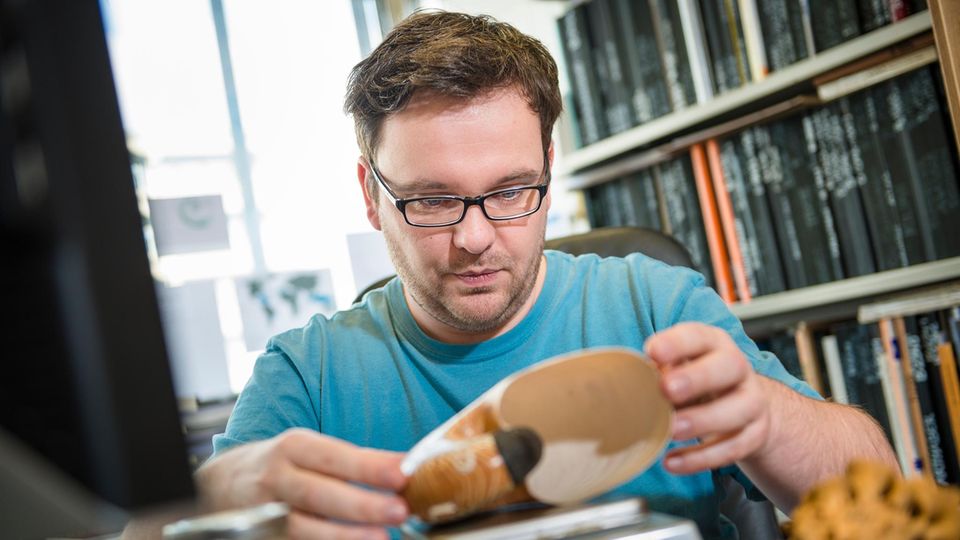 Rene Hoffmann mit einem Perlboot, das Ammoniten ähnelt Rene Hoffmann mit einem Perlboot, das Ammoniten ähnelt