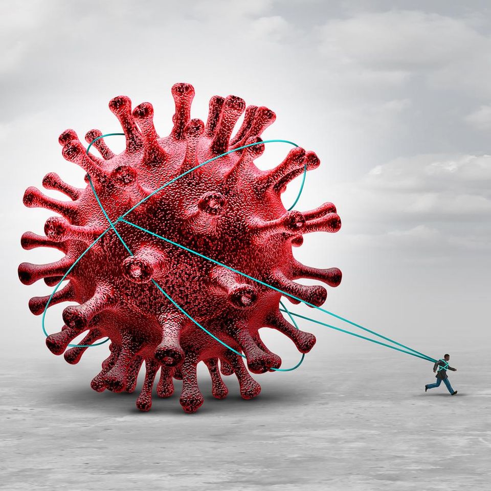 Ein Mann läuft und zieht an Schnüren ein riesiges Virus hinter sich her