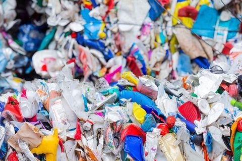 Plastik landet nicht nur auf dem Müll, sondern auch im Körper der Menschen. (Symbolbild) Foto: Rolf Vennenbernd/dpa