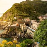 Luftaufnahme der Küste der Cinque Terre und des Bahnhofs von Riomaggiore bei Sonnenuntergang,Ligurien,Italien