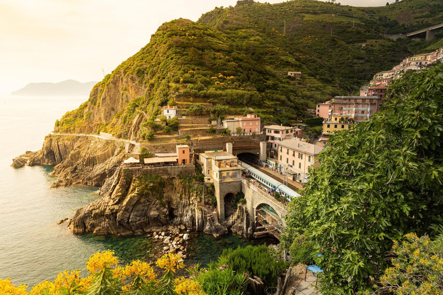 Luftaufnahme der Küste der Cinque Terre und des Bahnhofs von Riomaggiore bei Sonnenuntergang,Ligurien,Italien