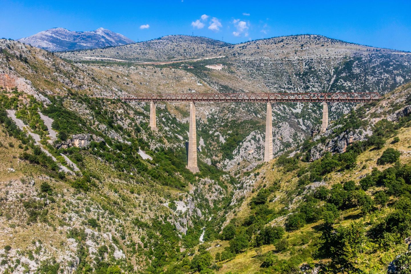 Mala-Rijeka-Viadukt, hoechste Eisenbahnbruecke Europas, Fahrt mit Tito's spektakulaerer Gebirgsbahn von Bar nach Belgrad, Montenegro, Montenegro