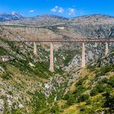Mala-Rijeka-Viadukt, hoechste Eisenbahnbruecke Europas, Fahrt mit Tito's spektakulaerer Gebirgsbahn von Bar nach Belgrad, Montenegro, Montenegro