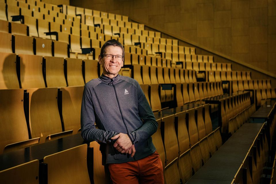 Prof. Dr. Martin Korte ist lehnt an den Sitzen eines Hörsaals der TU Braunschweig. 1.5004
