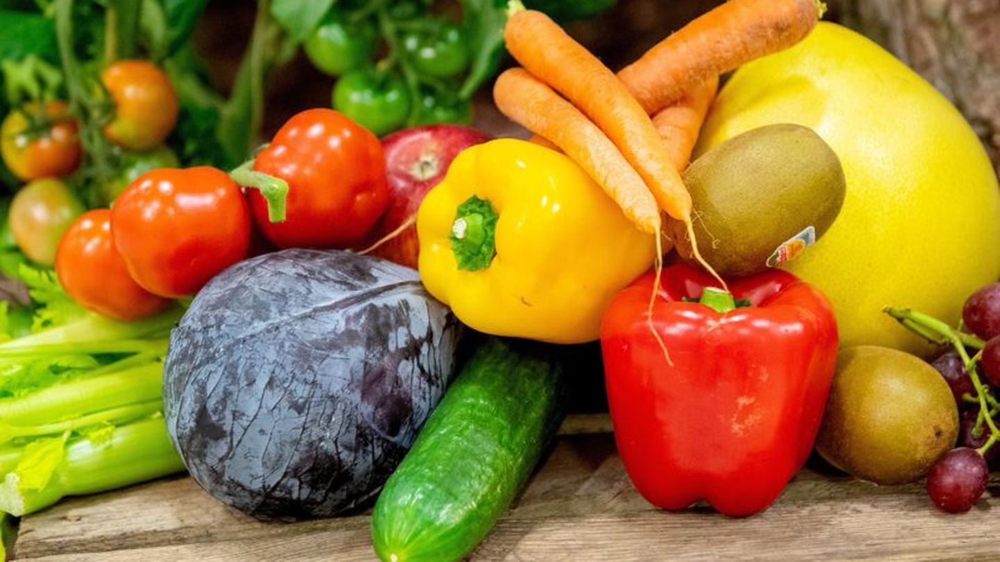 Veganer sollten auf eine carotinhaltige Ernährung achten, zum Beispiel mit Möhren, Tomaten, Spinat und Paprika. Foto: Zacharie S Veganer sollten auf eine carotinhaltige Ernährung achten, zum Beispiel mit Möhren, Tomaten, Spinat und Paprika. Foto: Zacharie S